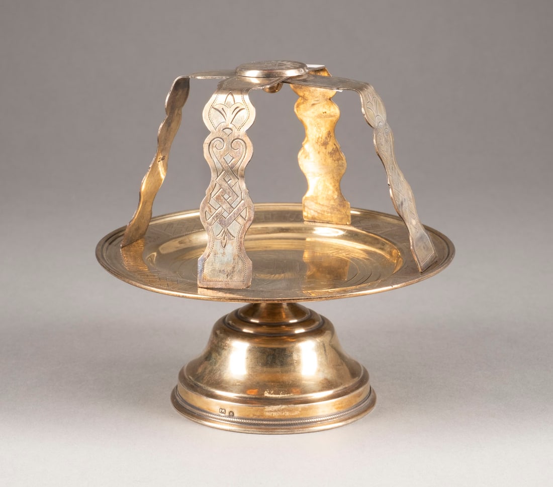 A SILVER-GILT DISKOS SHOWING THE YOUTHFUL CHRIST AND AN ASTERISKOS: A SILVER-GILT DISKOS SHOWING THE YOUTHFUL CHRIST AND AN ASTERISKOS Russian, Moscow, late 19th century Engraved with strapwork. Marked with city hallmark, 84 standard and master's mark. Diam. 16 cm, 15