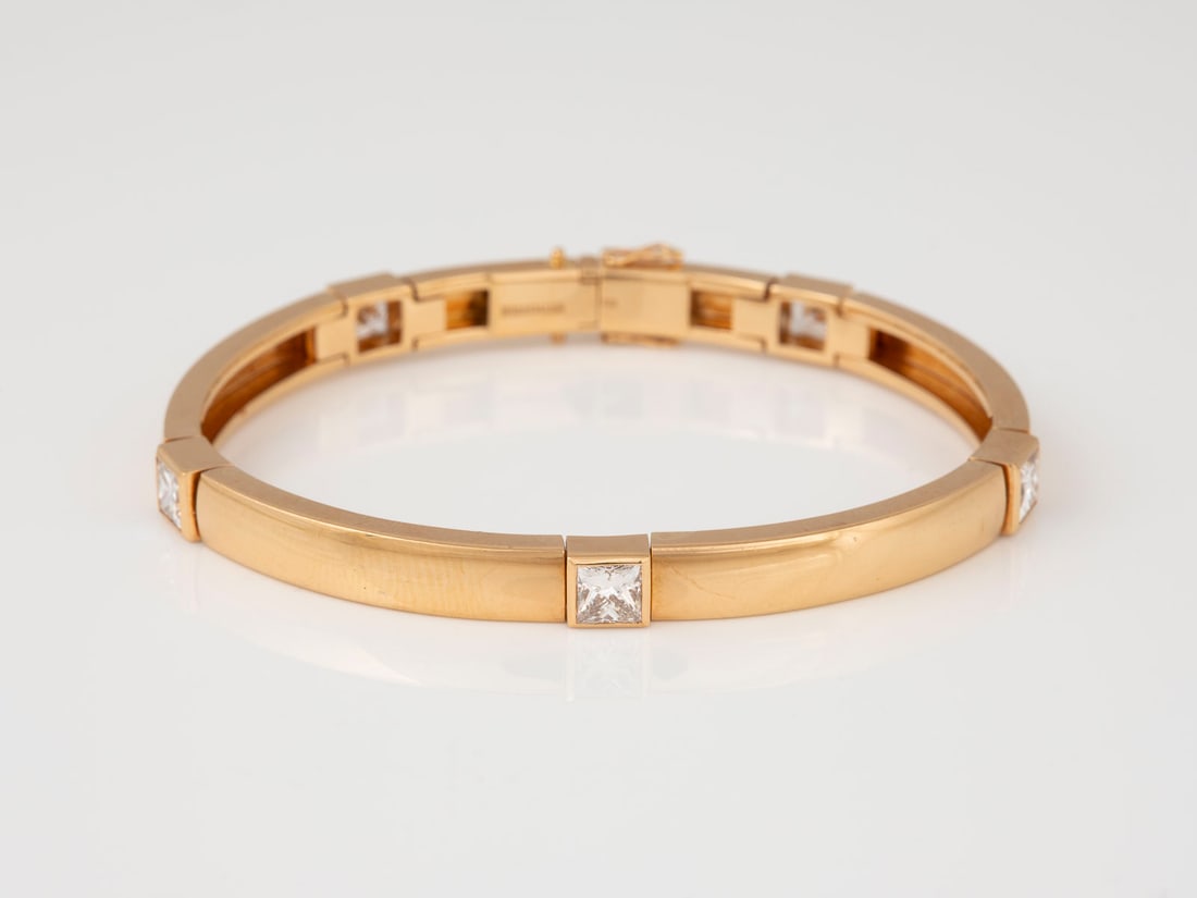 ARMBAND 'GEORG HORNEMANN': ARMBAND 'GEORG HORNEMANN' Deutsch, Duesseldorf, 20./21. Jh. Gelbgold. Innen-D. geschlossen ca. 5,7 cm. Ges.Gew. ca. 36,7 g. Gest. 750, Herstellersignet 'Hornemann'. Fuenf Diamanten im Prinzess-Schliff