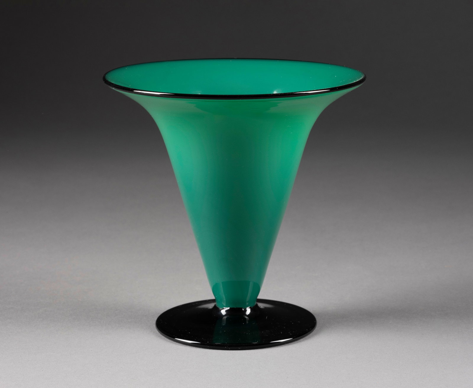 ZWEI LOETZ-VASEN: ZWEI LOETZ-VASEN Böhmen, Klostermühle, Lötz Witwe, 1900/1920 Grünes mit aufgeschmolzenen Silbergelbkröseln, irisiert, opales grünes und schwarzes Glas. H. 13,8 cm, D. 14 cm (trichterförmige Vas