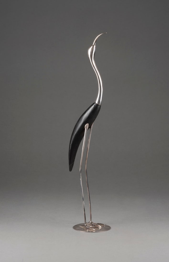 WERKSTÄTTEN CARL/KARL/FRANZ HAGENAUER IBIS: WERKSTÄTTEN CARL/KARL/FRANZ HAGENAUER ('1898-1986') IBIS Messing versilbert, Hartholz, dunkel gebeizt. 51,5 cm. Unter dem Srtand Prägemarke: 'WHW HAGENAUER WIEN MADE IN AUSTRIA'. Bodenplatte partiel