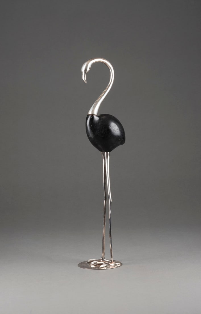 WERKSTÄTTEN CARL/KARL/FRANZ HAGENAUER FLAMINGO: WERKSTÄTTEN CARL/KARL/FRANZ HAGENAUER ('1898-1986') FLAMINGO Messing, versilbert, Hartholz, dunkel gebeizt. H. 45,5 cm. Unter dem Stand Prägemarke 'WHW' HAGENAUER WIEN MADE IN AUSTRIA'. Bodenplatte