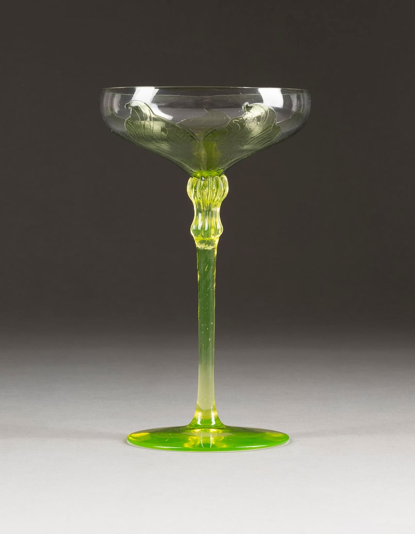 STENGELGLAS: STENGELGLAS Deutsch, Rheinische Glashütten, Köln-Ehrenfeld, um 1900/1902 Farbloses und hellgrüner Glas, grüner Überfang, geätzt. H. 17,7 cm, D. 10,3 cm. Auf Tellerfuß langer Schaft in Stengel-F