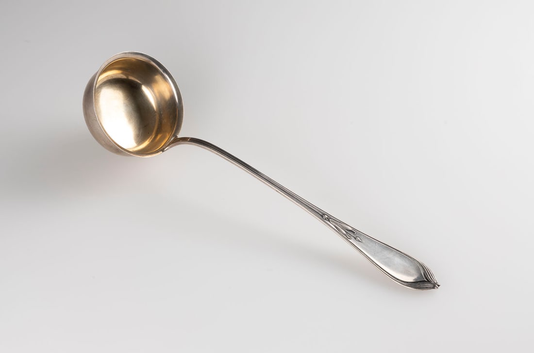 SUPPENKELLE 'BREMER LILIE': SUPPENKELLE 'BREMER LILIE' Hugo Leven (Entwurf), Bremen, Koch & Bergfeld (Ausführung), um 1900 Silber, teils vergoldet. L. 35,6 cm, 224 g. Punziert mit Herstellersignet, Halbmond, Krone und Feingehal