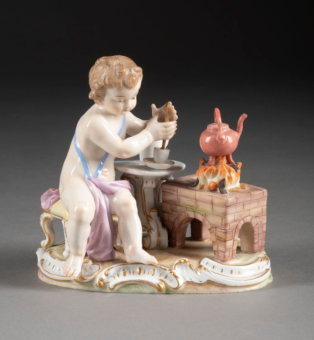 JOHANN JOACHIM KAENDLER ALLEGORIE - DAS FEUER: JOHANN JOACHIM KAENDLER 1706 Fischbach/Arnsdorf - 1775 Meißen ALLEGORIE - DAS FEUER Deutsch, Meissen, 1850-1924 (Entwurf 1770) Porzellan, polychrome Malerei, Goldstaffage. 11x11,5x8 cm. Unterglasurbl
