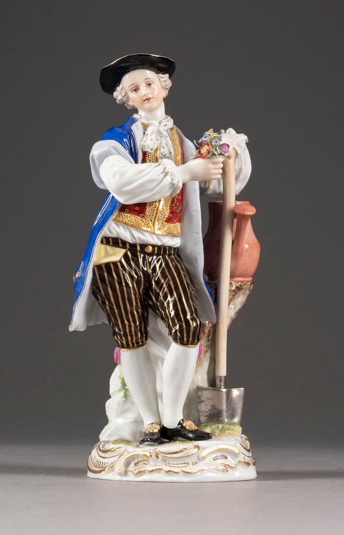MICHEL VICTOR ACIER GÄRTNER: MICHEL VICTOR ACIER 1736 Versailles - 1799 Dresden GÄRTNER Deutsch, Meissen, 1850-1924 (Entwurf 1770) Porzellan, polychrome Malerei, Gold- und Platinstaffage. 19x9x8,5 cm. Unterglasurblaue Knaufschwe