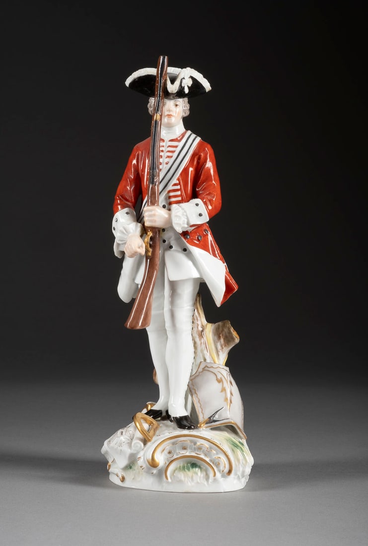 JOHANN JOACHIM KAENDLER KADETT: JOHANN JOACHIM KAENDLER 1706 Fischbach/Arnsdorf - 1775 Meißen KADETT Deutsch, Meissen, 1850.1924 (Entwurf 1751) Porzellan, polychrome Malerei, Goldstaffage. 22,5x9x8 cm. Unterglasurblaue Knaufschwert