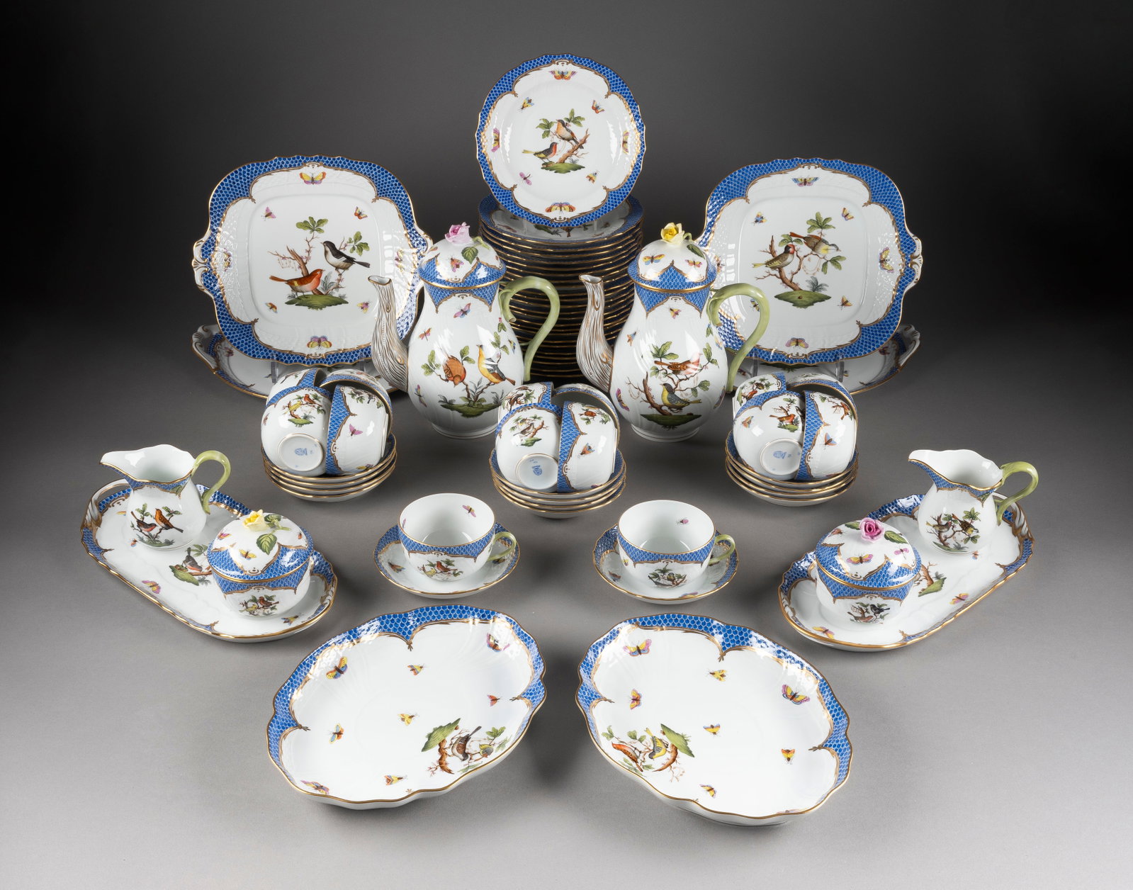 110-TEILIGES SPEISE- UND KAFFEESERVICE 'ROTHSCHILD - BLAUE SCHUPPENMALEREI': 110-TEILIGES SPEISE- UND KAFFEESERVICE 'ROTHSCHILD - BLAUE SCHUPPENMALEREI' Ungarn, Herend, 20. Jh. Porzellan, polychrome Malerei, Goldstaffage. 24x20,5x13 cm (Kanne), 3,5x38x28,5 cm (ovale Servi. Auf