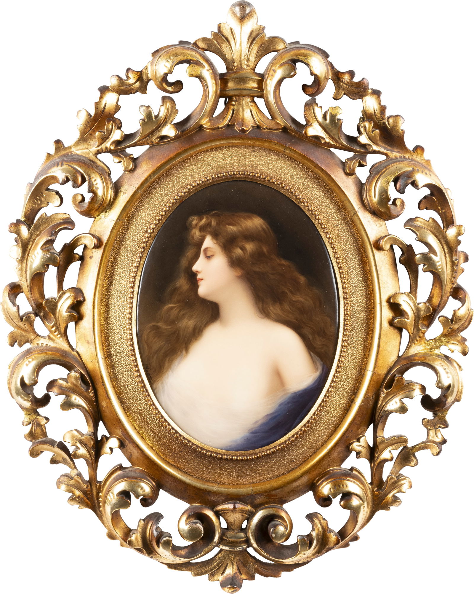 SIGNIERTE PORZELLANBILDPLATTE 'ERBLÜHT': SIGNIERTE PORZELLANBILDPLATTE 'ERBLÜHT' Deutsch, KPM Berlin, um 1900 Polychrome Malerei auf ovaler Porzellanplatte, geschnitzte Holzrahmen. 16,5x22,5 cm. Eingepresste Zeptermarke, Presszeichen und Pr