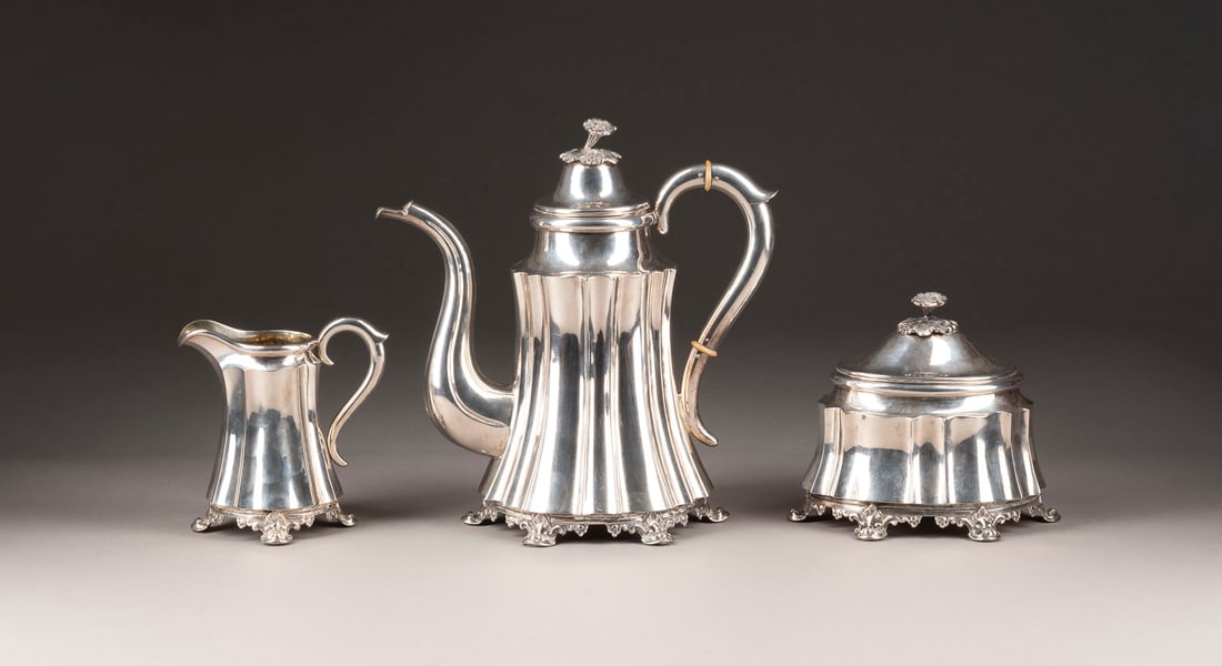 3-TEILIGES KAFFEE-SERVICE: 3-TEILIGES KAFFEE-SERVICE Schweden, u.a. Göteborg, u.a. Meister 'HL',1861/1915 Silber, part. vergoldet. H. 14 - 26,5 cm, zus. 2070 g. Dose und Sahnegießer jew. punziert mit Meistermarke 'HL', Garant