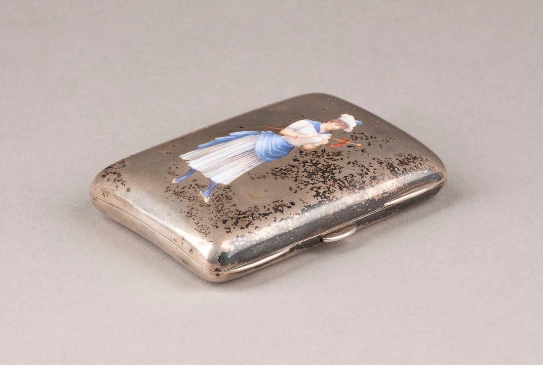 ZIGARETTENETUI: ZIGARETTENETUI Österreich, Wien, Georg Adam Scheid, um 1900 Silber, innen vergoldet, vorderseitig mit Emaille-Darstellung. L. 8,5 B. 6 cm, 132 g. Punziert mit Halbmond und Krone, Feingehalt '800', Me