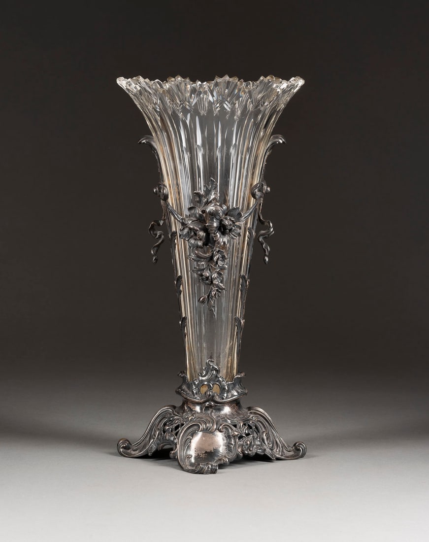 GROSSE VASE: GROSSE VASE Deutsch, Heilbronn, Bruckmann & Söhne, Anfang 20. Jh. Silber, farbloses schliffverziertes Glas. H. 39,7 D. 19,5 cm. Unterseitig punziert mit Halbmond und Krone, Feingehaltsangabe '800' so