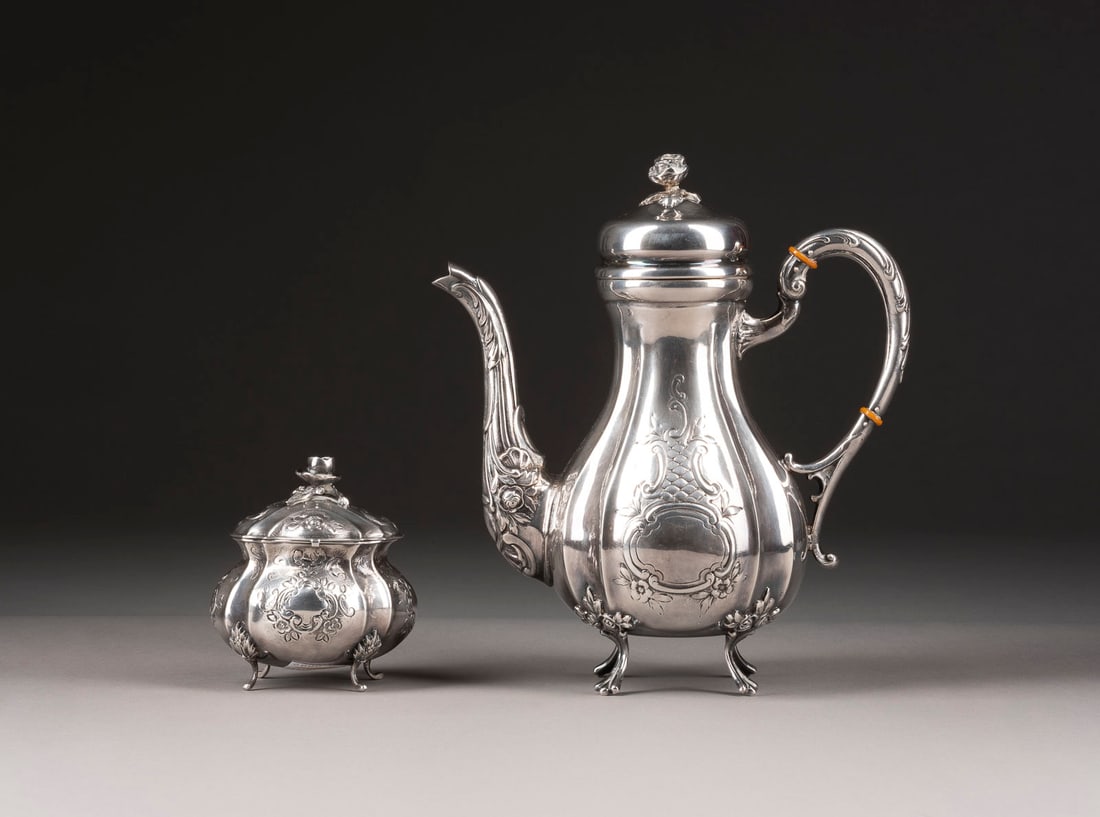 SET AUS SCHWEDISCHER KAFFEEKANNE UND ZUCKERDOSE: SET AUS SCHWEDISCHER KAFFEEKANNE UND ZUCKERDOSE Schweden, Stockholm/Linköping, Hersteller 'SC'/ MEMA, 1972/1977 Silber. H. 10,3 - 24,3 cm, zus. 930 g. Jew. punziert mit Herstellermarke, Stadt- und Ga