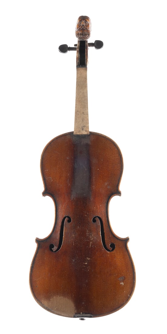 VIOLINE MIT GESCHNITZTEN BÄRTIGEN MÄNNERKOPF Vermutlich Böhmen oder Tschechien, Anfang 20. Jh.: VIOLIN WITH CARVED BEARDED MAN'S HEAD Presumably Bohemia or Czech Republic, early 20th century. Two-piece spruce top and flamed maple back, dark brown varnish. 4/4 violin, l. 61 cm, body l. 36 cm. Unm