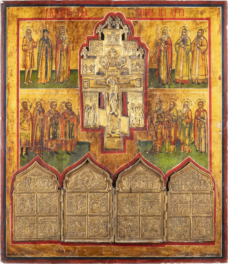 GROSSFORMATIGE STAUROTHEK MIT DER KREUZIGUNG CHRISTI UND AUSGEWÄHLTEN HEILIGEN: A LARGE ICON SHOWING THE CRUCIFIXION AND SELECTED SAINTS Russian, 19th century Tempera on wood panel. The background made of silver, covered by a golden lacquer. A brass crucifix and a brass quadripty