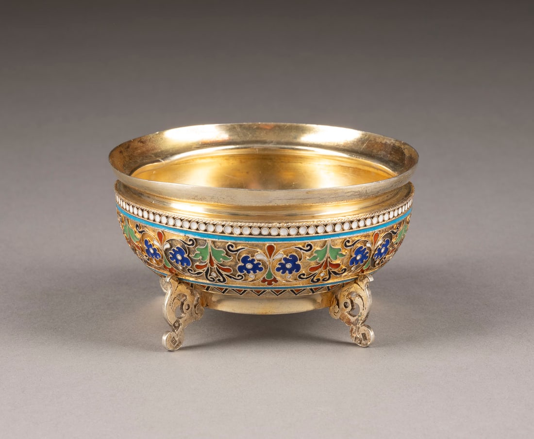 GROSSE CLOISONNÉ-EMAIL-SCHALE: A SILVER-GILT AND CLOISONNÉ ENAMEL BOWL Russian, Moscow, Ivan Fedorov Andreev, 1885 Of circular form. Enamelled with scrolling foliage on stippled ground. Marked under base with city hallmark, assaye
