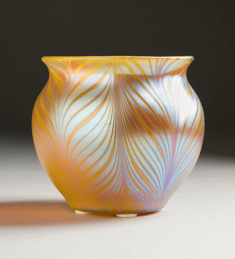 VASE 'PHAeNOMEN': VASE 'PHAeNOMEN' Boehmen, Klostermuehle, Loetz Witwe, 1898 Farbloses Glas, orangenfarben unterfangen, Silberblau umsponnen, federartig gezogen. H. 12 cm. Bauchiger Korpus mit leicht ausgestelltem Lipp
