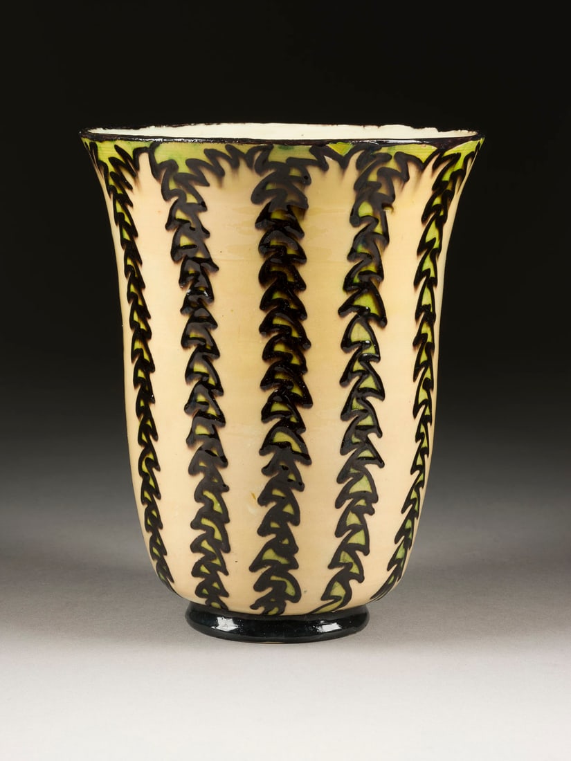 MAX LAEUGER VASE MIT VERTIKALEN ZWEIGEN: MAX LAEUGER 1864 Loerrach - 1952 ebd. VASE MIT VERTIKALEN ZWEIGEN Deutsch, Tonwerke Kandern AG, um 1900 Keramik, heller Scherben, gelbe Glasur, Schlickermalerei. H. 21 cm. Im Boden Praegemarke, Modell