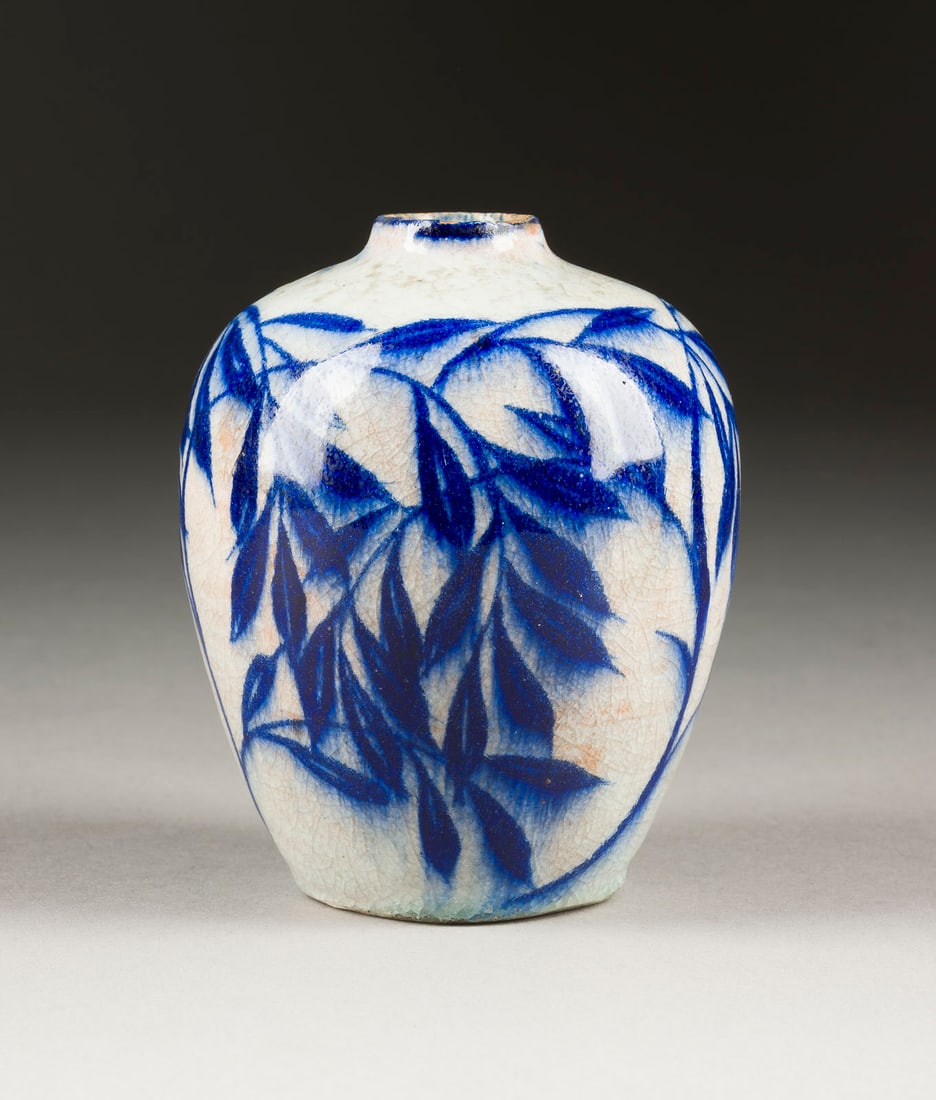 MAX LAEUGER KLEINE OVIODE VASE MIT BLATTZWEIGEN: MAX LAEUGER 1864 Loerrach - 1952 ebd. KLEINE OVIODE VASE MIT BLATTZWEIGEN Deutsch, Karlsruhe, 1920er Keramik, roetlicher Scherben, glasiert, blaue Glasurmalerei. H. 11 cm. Im Boden bez. 'M.L.' in Schw