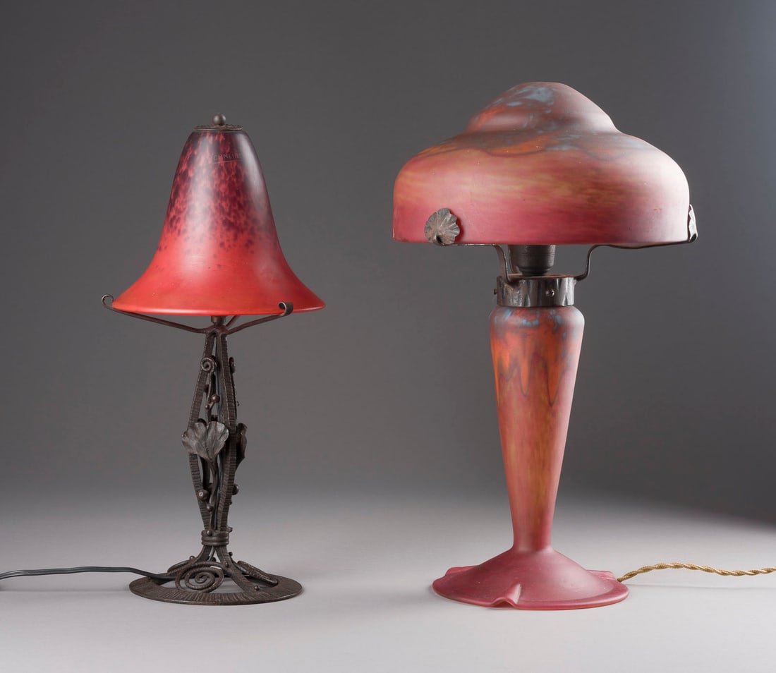 CHARLES SCHNEIDER ZWEI TISCHLAMPEN: CHARLES SCHNEIDER 1881 Château-Thierry - 1953 Epinay-sur-Seine ZWEI TISCHLAMPEN Frankreich, Epinay-sur-Seine, um 1920/1930 Farbloses Glas, mehrfarbige Pulvereinschmelzungen, mattiert, Metallmontierun