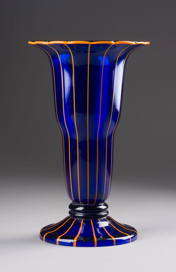 HOHE VASE: HOHE VASE Boehmen, Klostermuehle, Loetz Witwe, Huettenvariante nach Michael Powolny (Entwurf), um 1915 Blaues Glas, orangefarbener Streifendekor. H. 22,5 cm. Produktionsnummer 280. Auf eingezogenem Ru