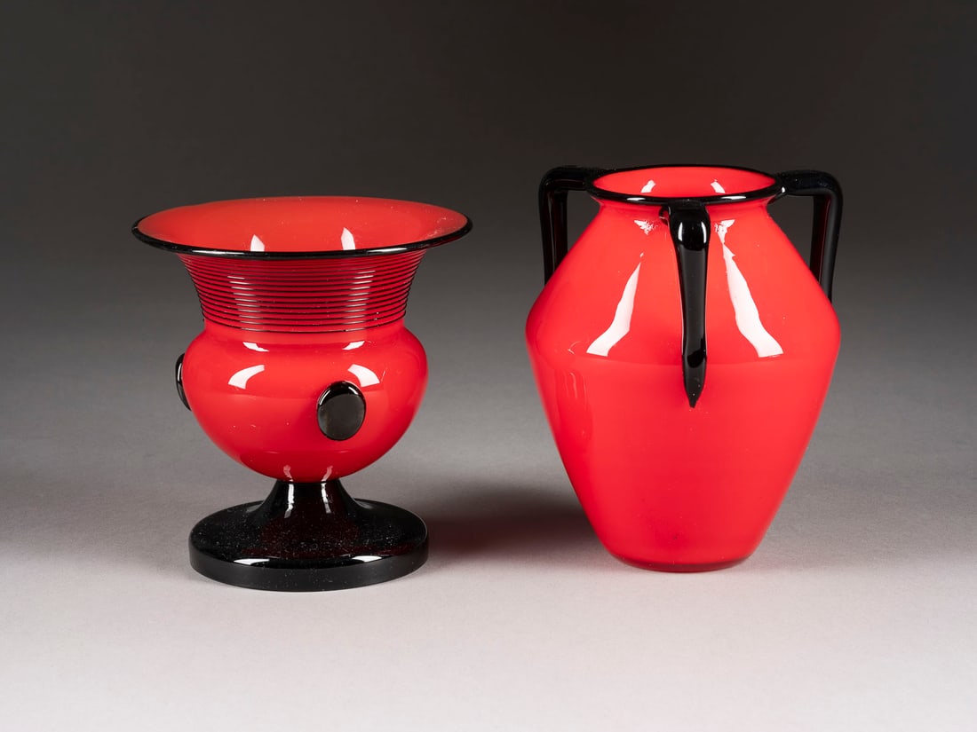 ZWEI KLEINE 'TANGO'-VASEN: ZWEI KLEINE 'TANGO'-VASEN Boehmen, Klostermuehle, Loetz Witwe, Entwurf wohl Hans Bolek, 1910/1920er Farbloses und violettes Glas, roter Unterfang, schwarze Fadenauflagen, Nuppen und aufgeschmolzene He