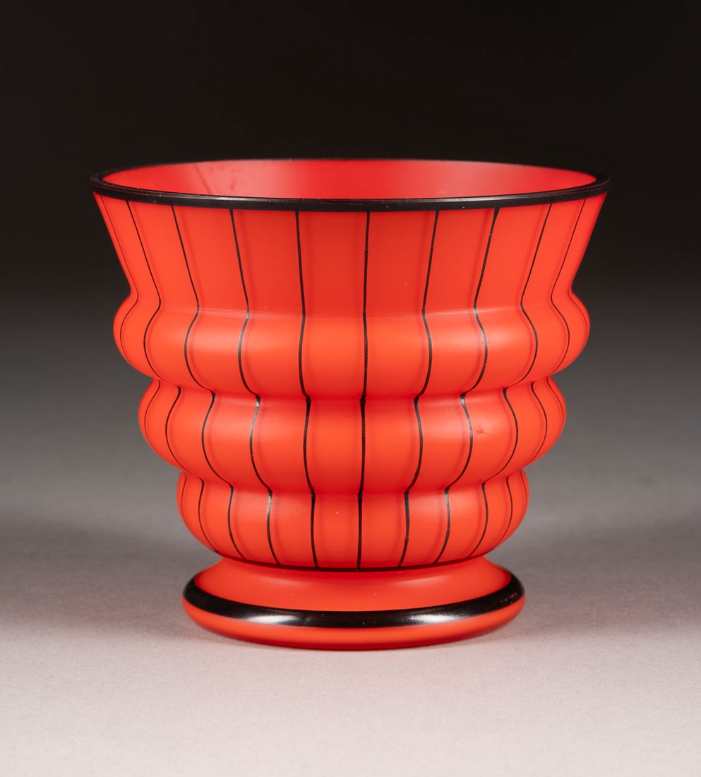 KLEINE ART-DECO-VASE: KLEINE ART-DECO-VASE In Stil von Loetz, 1920/1930er Farbloses Glas, roter Unterfang, schwarze Bemalung. H. 10 cm, D. 11,5 cm. Im Boden schwarzer Stempel (unleserlich). Sehr min. ber.