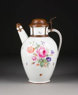 KARL LUDWIG AUGUST ACHTENHAGEN GROSSE SCHENKKANNE MIT BLUME: KARL LUDWIG AUGUST ACHTENHAGEN 1865 Berlin - 1938 Potsdam GROSSE SCHENKKANNE MIT BLUMEN- UND INSEKTENMALEREI Deutsch, Meissen, 1850-1924 Porzellan, polychrome Malerei, Metallmontierung. H. 32,5 cm (mi