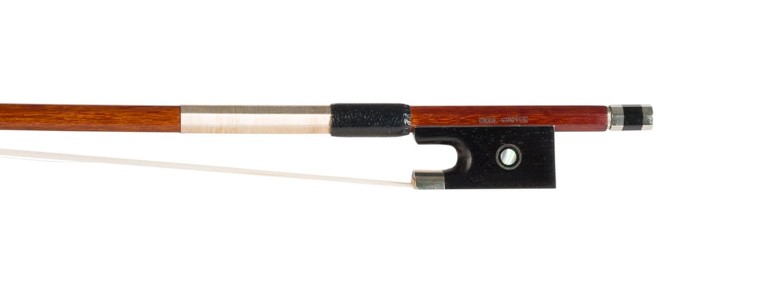 VIOLINBOGEN KARL GUNTER: VIOLIN BOW KARL GUNTER German, 20th century. Octagonal pernambuco stick, Parisian eye, nickel silver mounting, winding, thumb leather, galalith head plate. L. 74,5, weight approx. 60g. Violin bow mark