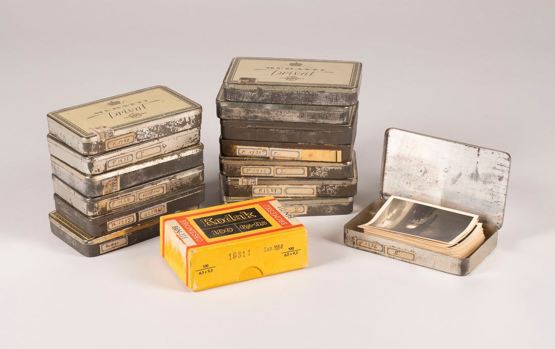 - UMFAMNGREICHE SAMMLUNG AN KLEINEN FOTOGRAFIEN AUS DEN 30ER JAHREN: EXTENSIVE COLLECTION OF SMALL PHOTOGRAPHS FROM THE 30S Approx. 600-800 small black and white photographs, stored in 14 tin boxes and one case. Each approx. 7 x 12 x 2 cm, resp. 7,5 x 10,5 x 4 cm. Good