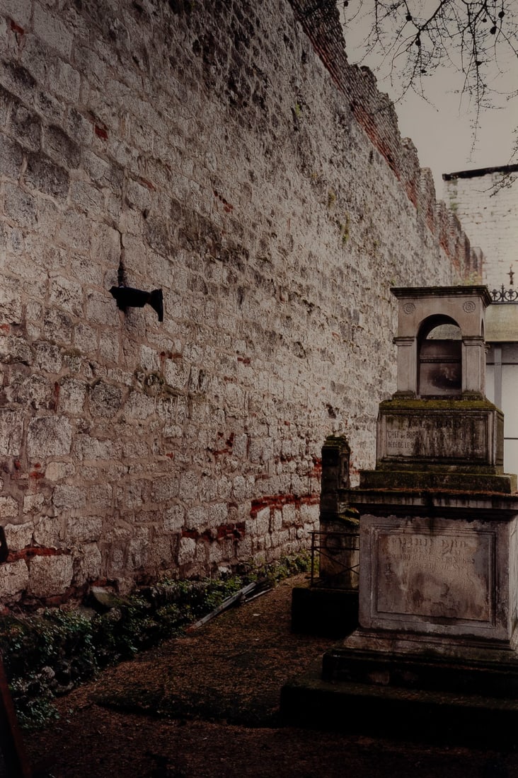 ERWIN WURM - 'OUTDOOR SCULPTURE CAHORS' (1999): ERWIN WURM 1954 Bruck an der Mur 'OUTDOOR SCULPTURE CAHORS' (1999) C-Print on Kodak Professional. 60 x 40 cm (f. 87,5 x 67,5 cm). Verso: Signed, dated and num. '9/25'. Photograph slightly displaced in