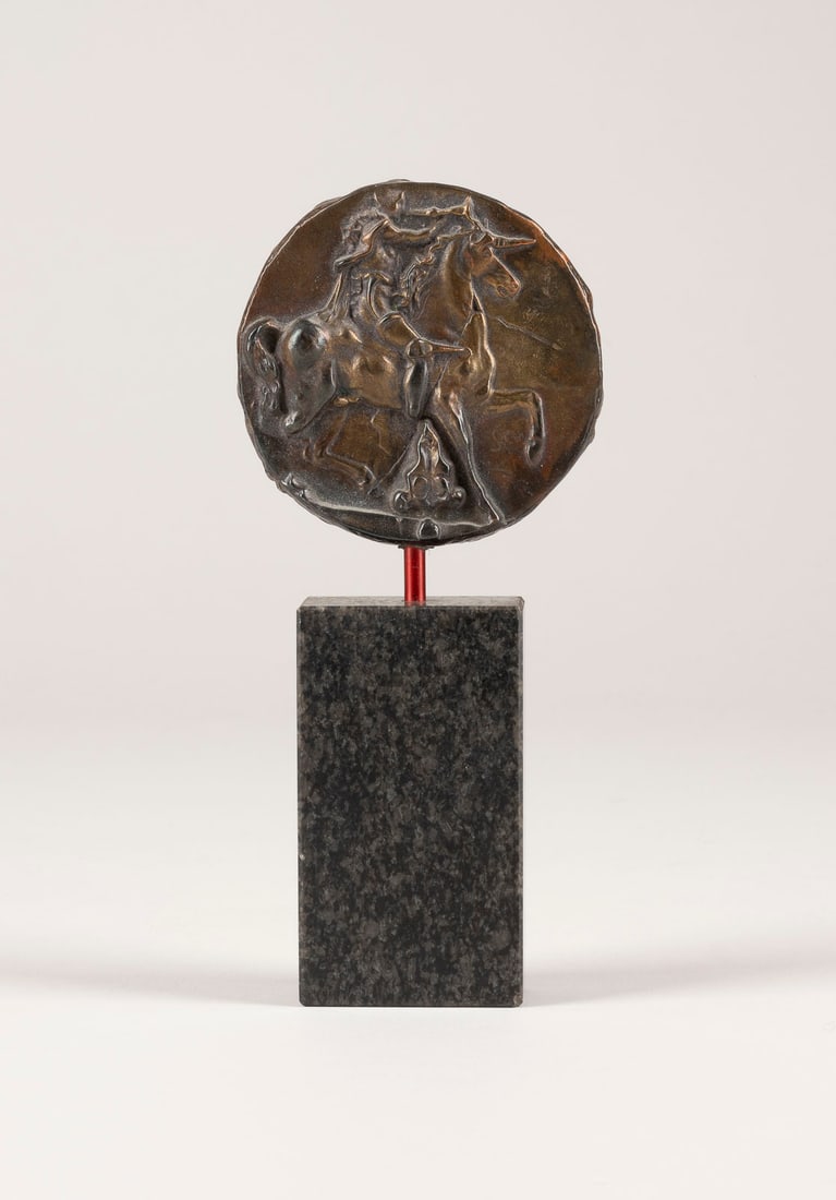 SALVADOR DALI - MEDAILLE (1968): SALVADOR DALI 1904 Figueres, Girona - 1989 ibid. MEDAL (1968) Bronze, golden brown patinated, on stone base. Total.-H. 18,5, d. 8 cm, weight 0,8 kg. Signed and dated on the reverse. Part. rubbed, part
