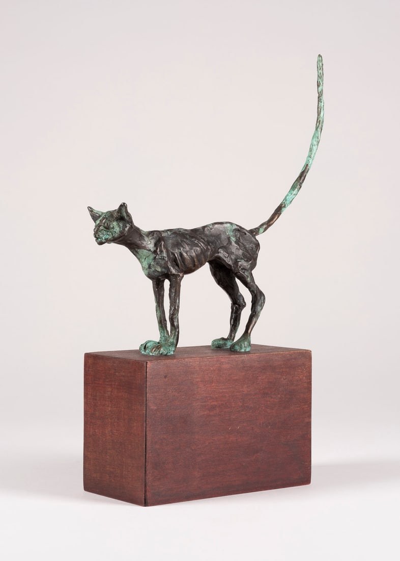 HANS SCHEIB - KATZE: HANS SCHEIB 1949 Potsdam - lives and works in Berlin CAT Bronze, dark brown, part. green patinated, on wooden base. Total.-H. 32,5 cm, H. 23 cm, total weight 1,3 kg, base 10 x 15 x 8 cm. Stamped on th