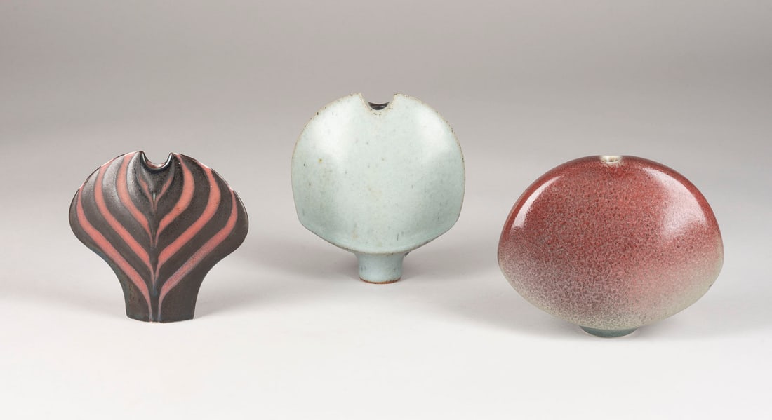 KARL SCHEID - DREI GEFAESSFORMEN: KARL SCHEID 1929 Lengfeld - 2019 Duedelsheim THREE VESSEL SHAPES 1980, 1983 u. 1989 Porcelain, or light grey stoneware, moulded mounted, various shapes and glazes. H. 12,5 / 13,5 / 15 cm, W. 13 / 13 /