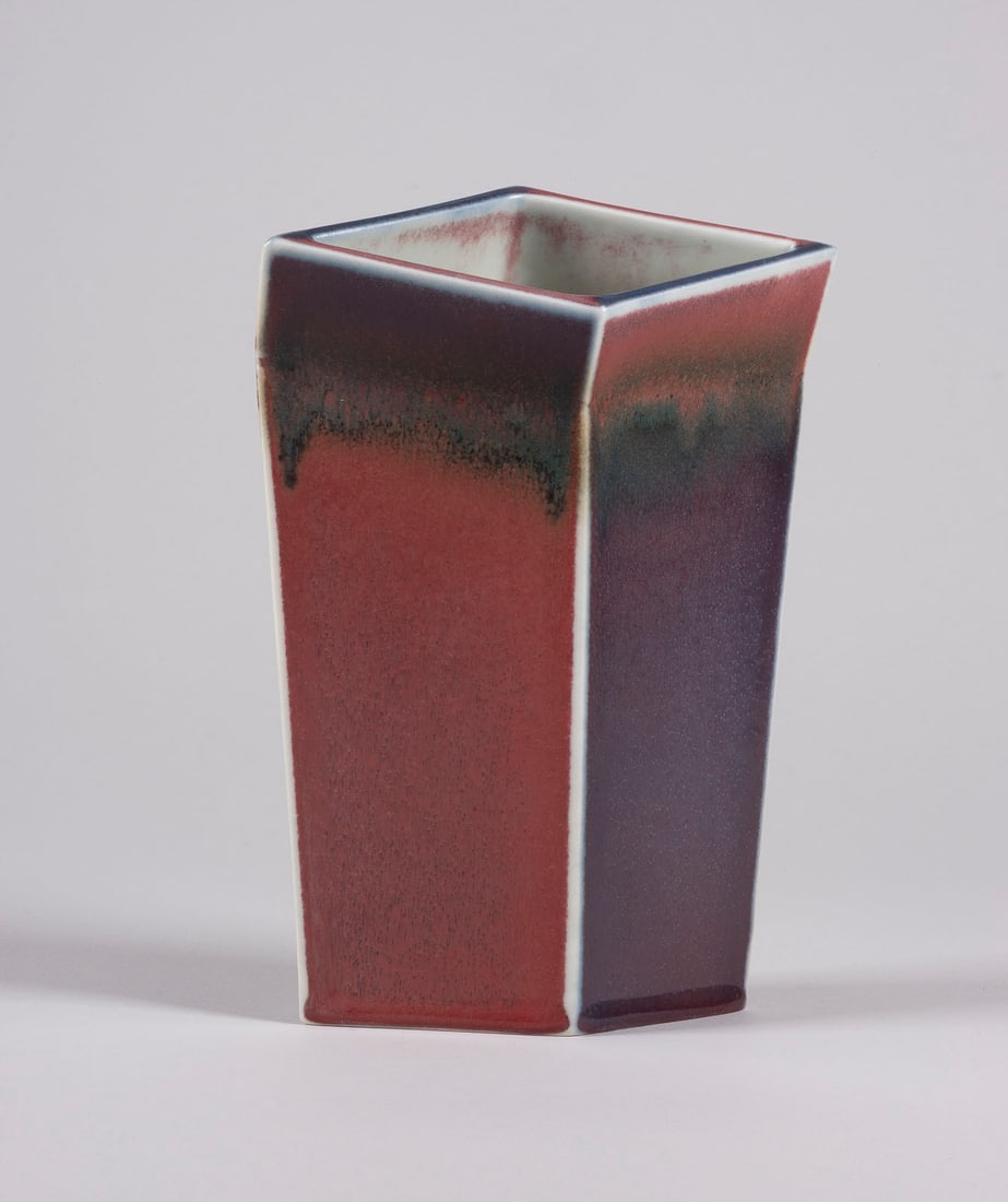 KARL SCHEID - PRISMENFORM: KARL SCHEID 1929 Lengfeld - 2019 Duedelsheim PRISM FORM 1991 Porcelain, light-coloured fond, fields with thin red and blue-violet glaze. H. 22,5 cm, W. 16 cm, D. 9 cm. Workshop mark w. year underneath
