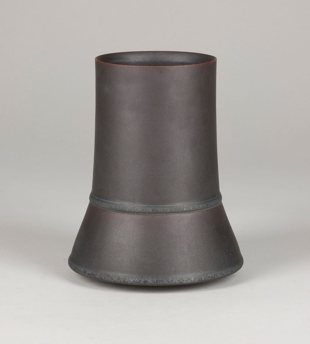 URSULA SCHEID - VASE: URSULA SCHEID 1932 Freiburg/Breisgau - 2008 Frankfurt/Main VASE 1986 Porcelain, thrown, matt iron-manganese ore glaze, reduction firing. H. 17 cm, D. max. 13,5 cm. Wokshop mark w. year probably 86. Pr