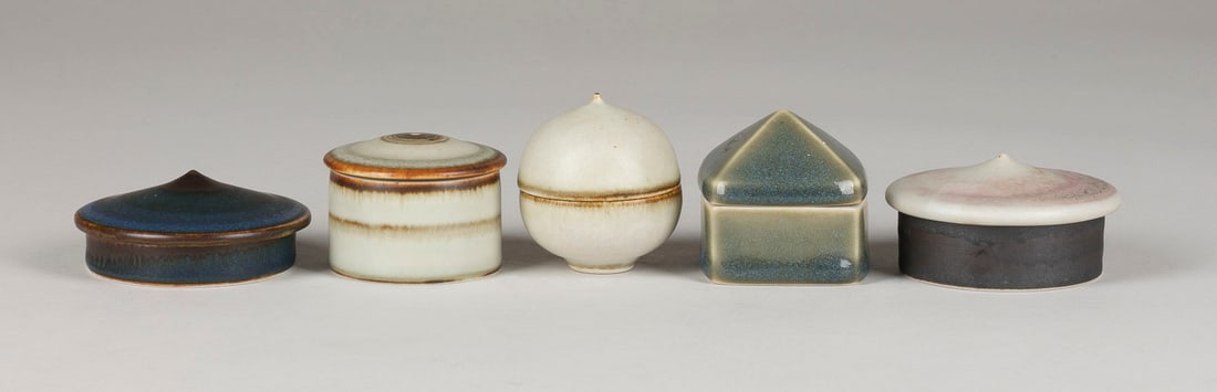 URSULA SCHEID - FUENF DECKELDOSEN: URSULA SCHEID 1932 Freiburg/Breisgau - 2008 Frankfurt/Main FIVE LIDDED BOXES 1973 and 1978 Porcelain, turned, different shapes with various coloured glazes. H. 3 -5 cm, D. 5-7 cm. Each w. workshop mar
