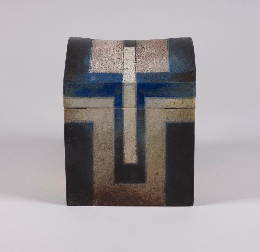 URSULA SCHEID - DOSE: URSULA SCHEID 1932 Freiburg/Breisgau - 2008 Frankfurt/Main BOX 1997 Stoneware, fired, feldspar glaze, polychrome engobes, reduction firing. H. 18 cm, W. 18,5 cm, D. 15 cm. Dated and marked underneath.