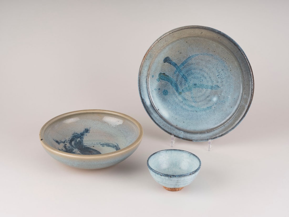 HEIDI KIPPENBERG - TELLER UND ZWEI SCHALEN: HEIDI KIPPENBERG 1941 Berlin TELLER UND ZWEI SCHALEN 1976, 1978 u. 1983 Heller bzw. brauner Scherben, gedreht, Oberflaechen mehrtonig blau-grau glasiert, Teller u. grosse Schale im Spiegel m. Pinselde