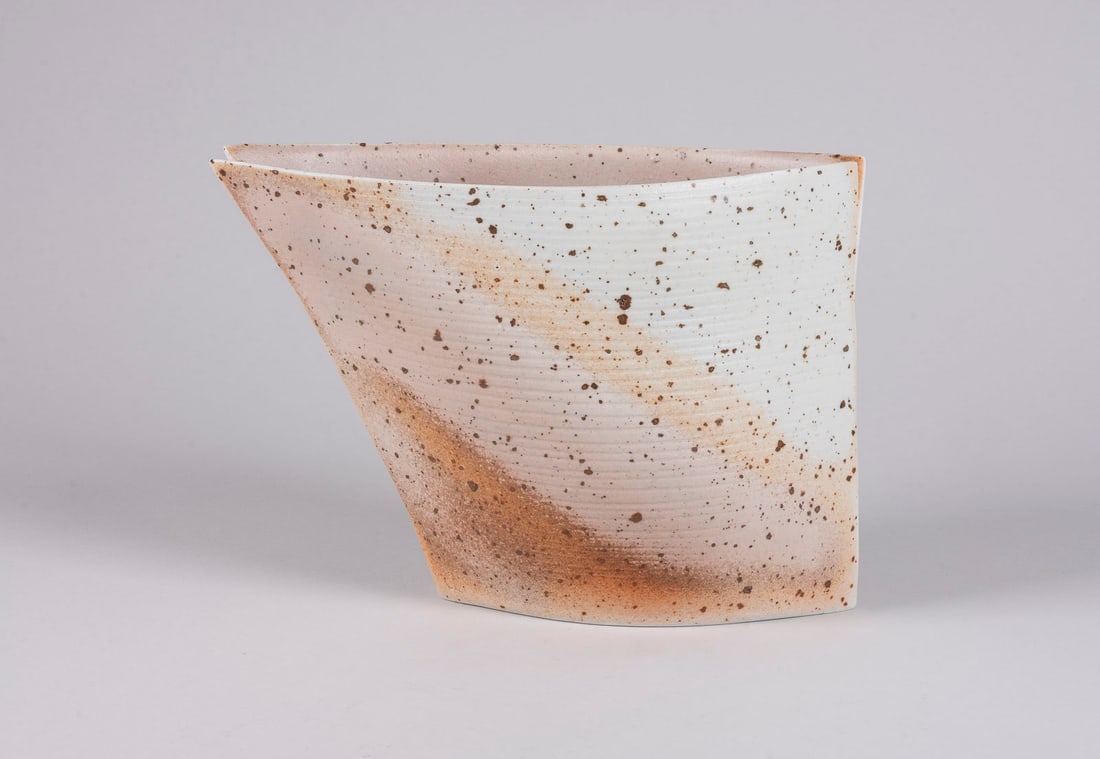 GOTLIND WEIGEL - 'GROSSES SCHIFF': GOTLIND WEIGEL 1932 Georgenburgkehlen - 2024 Woerrstadt 'BIG SHIP' 2001 Thrown porcelain, mounted, lime spar glaze, reduction firing. H. 19,5 cm, W. 28 cm, D. 12,5 cm. Wall w. blind mark, dated and si