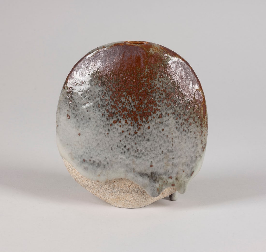 GERALD UND GOTLIND WEIGEL - VASE: GERALD UND GOTLIND WEIGEL 1925 - 2020 und 1932 - 2024 VASE after 1968 Thrown earthenware, mounted, lentil shape w. small, transversely elongated opening. Cream-coloured, fine crystalline wall, to the 