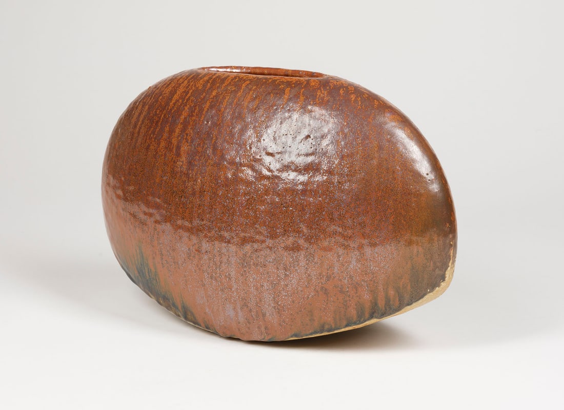 GERALD WEIGEL - 'HEAVY SHAPE' - 'SCHWERE FORM': GERALD WEIGEL 1925 Rudolstadt-Volkstedt - 2020 Gabsheim 'HEAVY SHAPE' around 1980 Constructed stoneware, walls partly black and reddish, rust-brown crystal glaze. H. 25,5 cm, W. 41 cm, D. 18 cm. Works