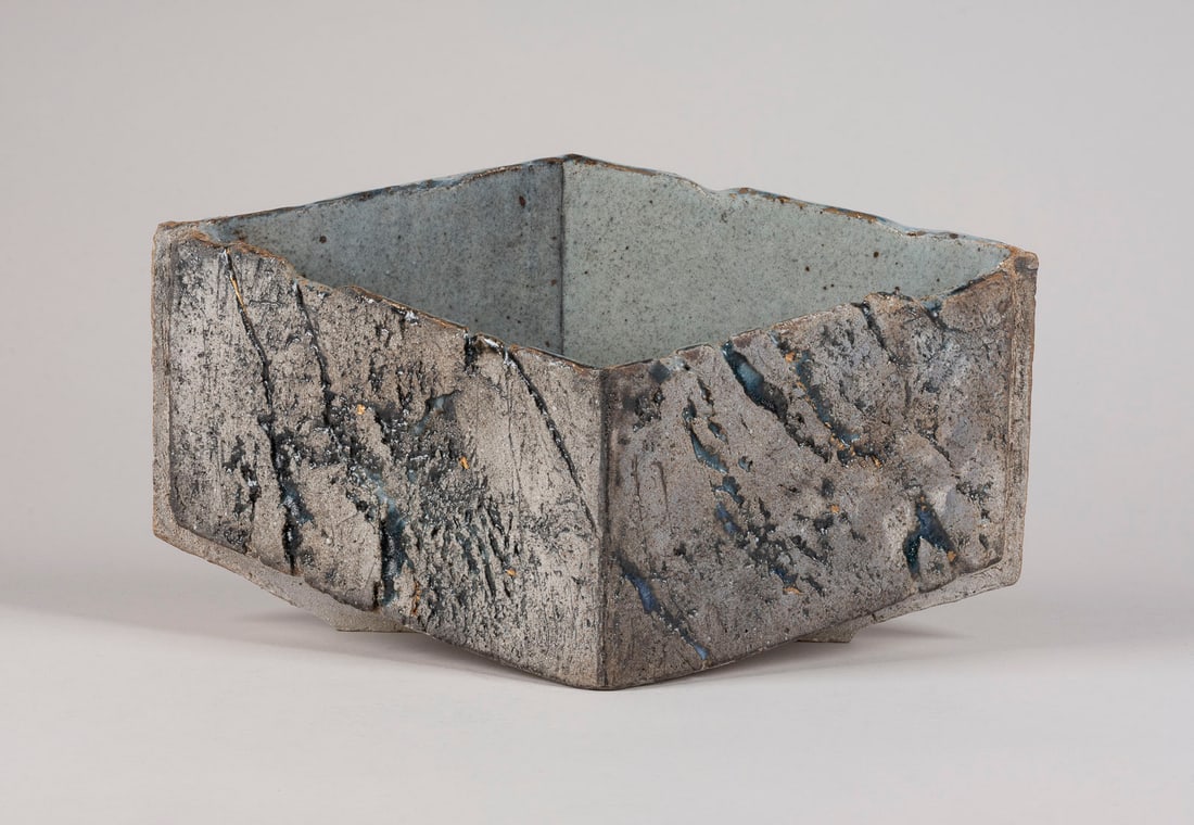 GERALD WEIGEL - 'GEBAUTE FORM': GERALD WEIGEL 1925 Rudolstadt-Volkstedt - 2020 Gabsheim 'BUILT FORM' 1997 Pale grey clay. mounted, engobe, inside blue-grayish glaze. H. max. 17,5 cm, W. 32 cm, D. 11,5 cm. Blind mark w. written signa