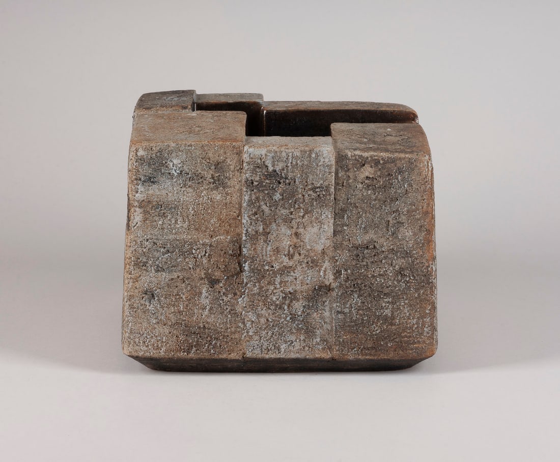 GERALD WEIGEL - 'KUBUS': GERALD WEIGEL 1925 Rudolstadt-Volkstedt - 2020 Gabsheim 'CUBOID' 1996 Stoneware, modelled, engobe, ash glazed, reduction firing. H. 20 cm, W. 25 cm, D. 24 cm. Raised workshop mark, numbered a. dated, 