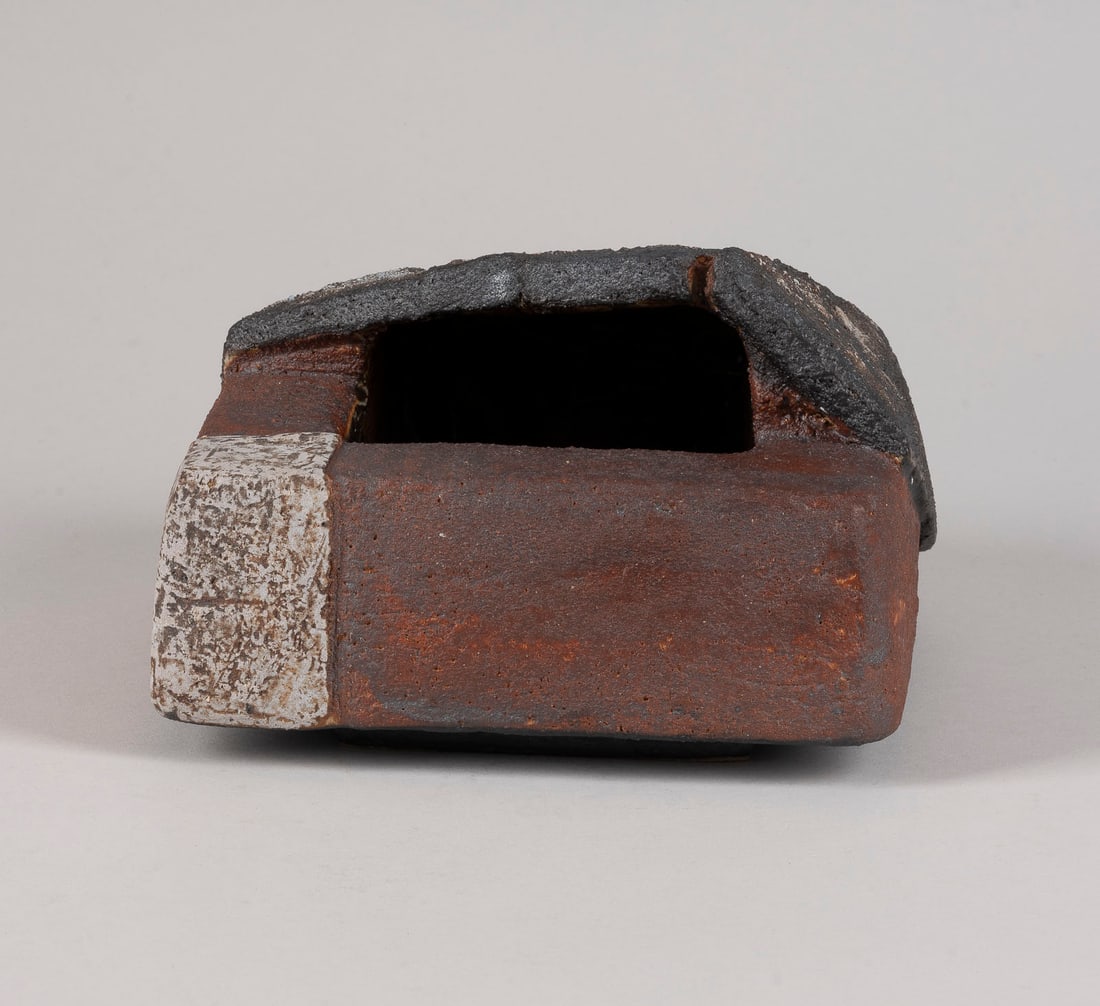 GERALD WEIGEL - 'STEINFORM MIT DACH': GERALD WEIGEL 1925 Rudolstadt-Volkstedt - 2020 Gabsheim 'STONE SHAPE WITH ROOF' 2004 Stoneware, built up, engobes, sand, ground, reduction firing. H. approx. 11 cm,W. approx. 18 cm, D. approx. 18 cm. 