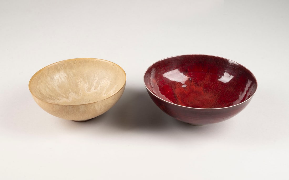 GOERGE HOHLT - ZWEI SCHALEN: GOERGE HOHLT 1930 Muenchen - 2022 Rosenheim TWO BOWLS after 1969 Darkbrown and pale clay, thrown w. thin walls, matt ochre-beige and glossy flamed dark-red glaze. H. 6,9 cm u. 6,1 cm, D. 15,8 cm u. 14