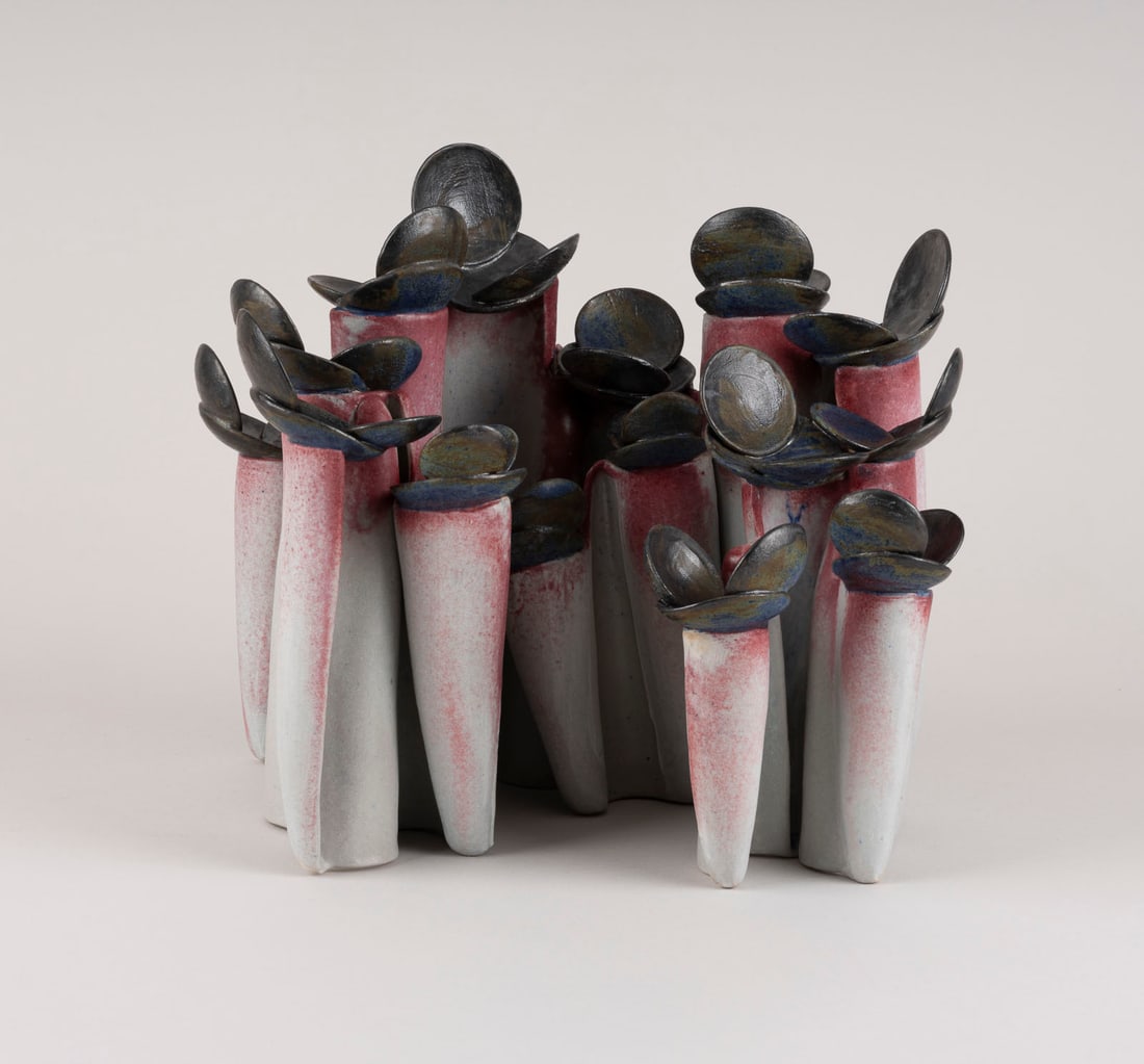 BEATE KUHN - 'VOEGEL': BEATE KUHN 1927 Duesseldorf - 2015 Duedelsheim 'BIRDS' 1995 Stoneware, turned, shaped, mounted, matt light grey part. sprayed dark-red feldspar glaze and painting in blue-green, in parts metallic, lus