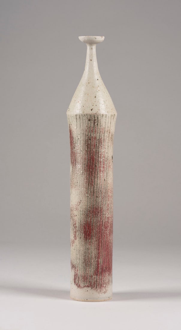BRUNO & INGEBORG ASSHOFF - FLASCHENVASE: BRUNO & INGEBORG ASSHOFF 1914 - 2003 und 1919 - 1998 BOTTLEVASE after 1967 Ceramic, thrown, light-grey glaze w. dark speckles, partly cloudy red and greenish.H. 41,5 cm, D. max. ca. 8 cm. Marked under
