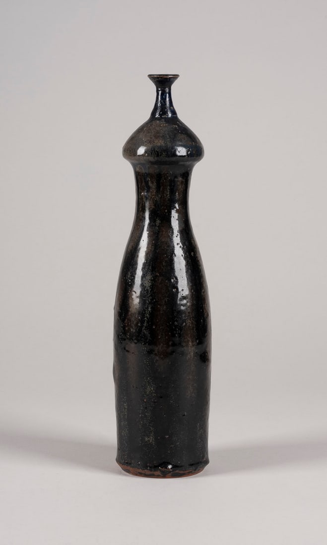 BRUNO & INGEBORG ASSHOFF - FLASCHE: BRUNO & INGEBORG ASSHOFF 1914 - 2003 und 1919 - 1998 BOTTLE after 1967 Sand-coloured clay, glossy glaze, blue and dark-green metallic, partly blistered black runners and grey crystals.H. ca. 33,5 cm, 