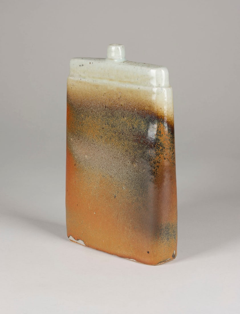 BRUNO & INGEBORG ASSHOFF - FLASCHENVASE: BRUNO & INGEBORG ASSHOFF 1914 - 2003 und 1919 - 1998 BOTTLE VASE 1978 Light-grey clay, heavy copper-reddish glaze, part. finely speckled brown over light-grey, shoulder with fine craquele. H. ca. 28 c