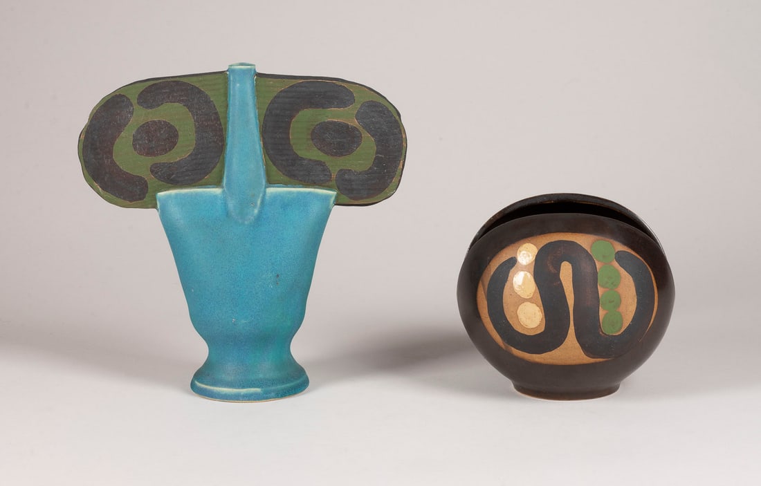 WALBURGA KUELZ - PAAR VASEN: WALBURGA KUELZ 1921 Mittelberg - 2002 Erbach PAIR OF VASES 1971 u. o.J. Cream-coloured clay, thrown, cut and moulded, brown and matt blue glaze, thin painting black, green and glossy ochre. H. 25 - 14
